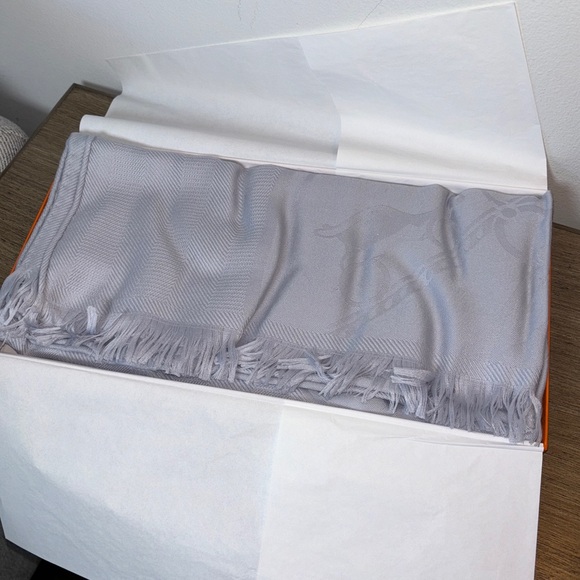 Hermes New Libris Stole Cashmere Silk Scarf Wrap Shall Gris Nauge 75 x 210 cm - Picture 2 of 9